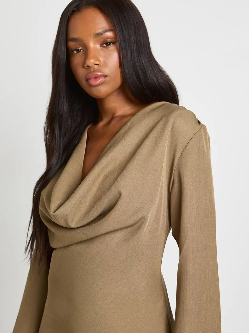 boohoo Dames Mini jurk met draperiehals en uitlopende mouwen olijf, foto 4