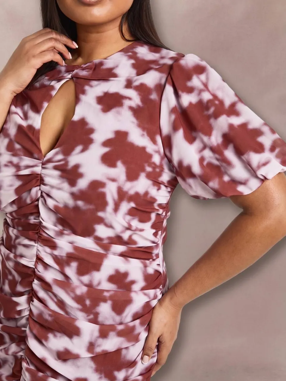 boohoo Dames Plus Bloemenprint Pofmouw Sleutelgat Detail Gerimpelde Taille Maxi Jurk mauve, foto 4