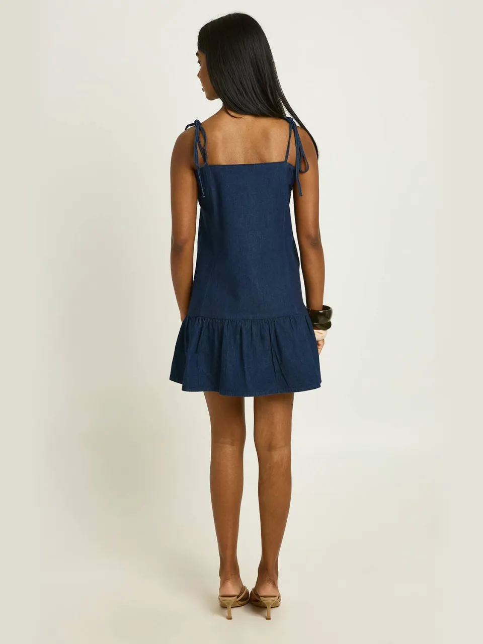 boohoo Dames Denim Mini-jurk Met Bandjes En Verlaagde Zoom, foto 2
