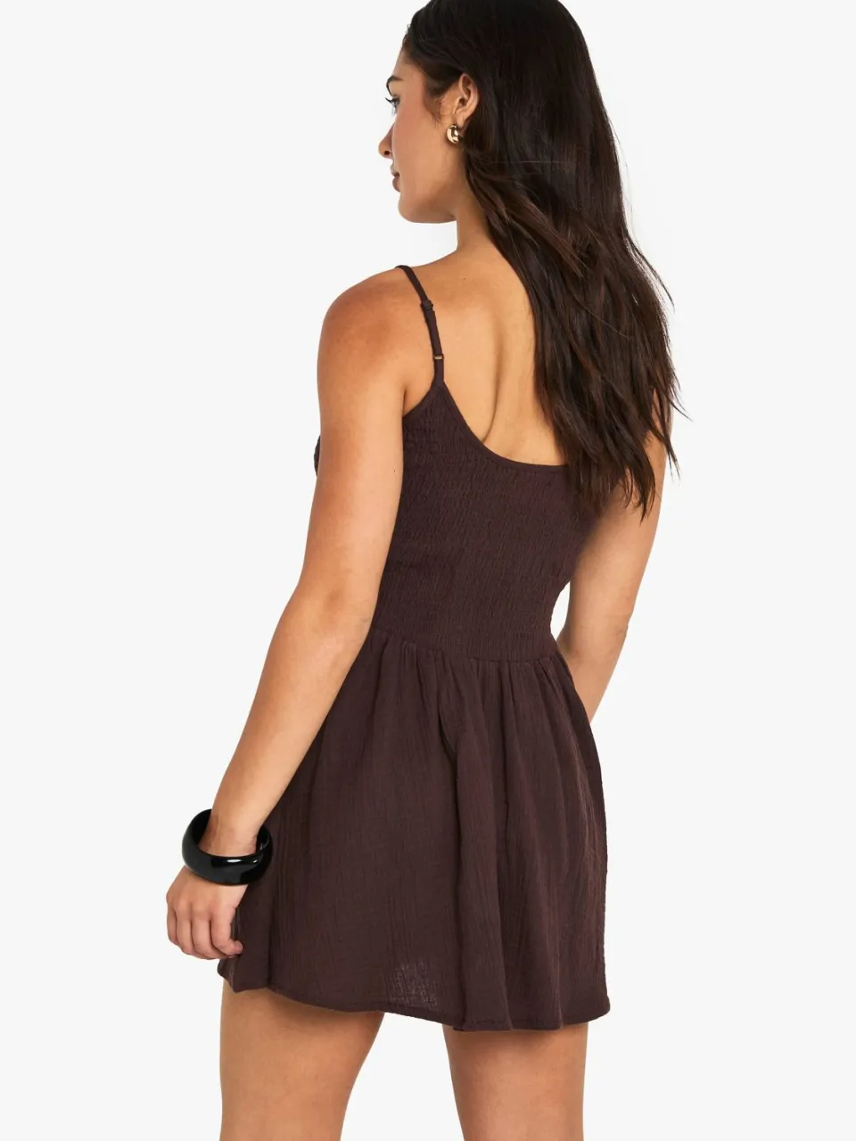 boohoo Dames Petite Crinkle Cotton Shirred Strappy Mini Jurk chocoladebruin, foto 2
