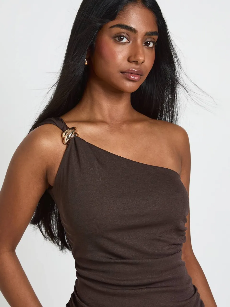 boohoo Dames Mini-jurk Met Goudkleurige Details, Plooien En Éen Schouder, foto 4