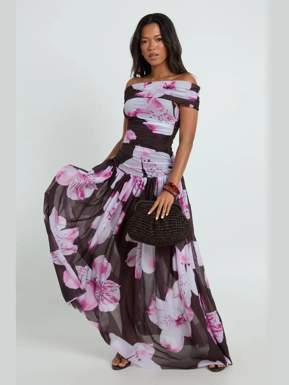 boohoo Dames Bedrukte Stretch Chiffon Bardot Maxi Jurk chocoladebruin, foto 2