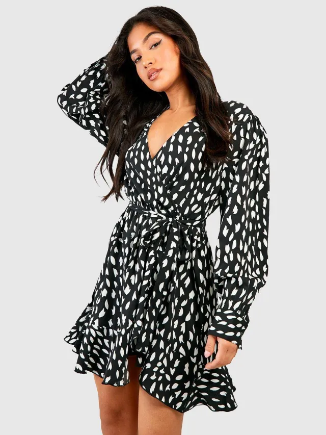 boohoo Dames Petite Smudge Print Ruffle Geweven Wikkeljurk Zwart