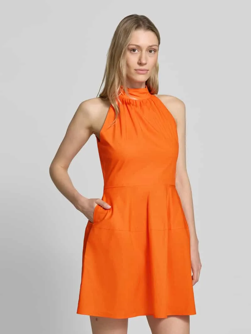 Little Mistress cocktailjurk met opstaande kraag en achterwaartse knoopsluiting Oranje