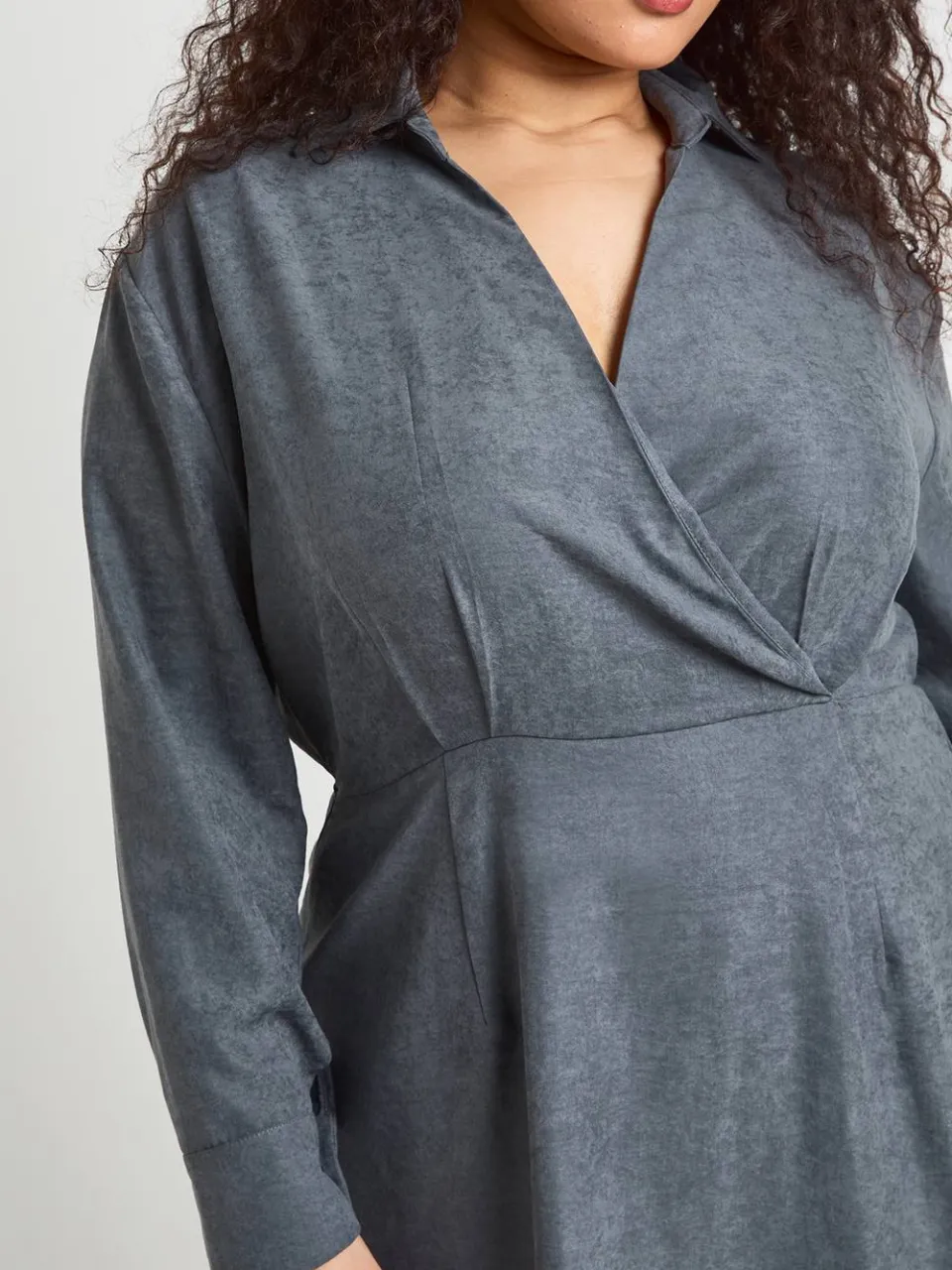 boohoo Dames Plus Gepelde Kraag Wikkel Blousejurk houtskool, foto 4