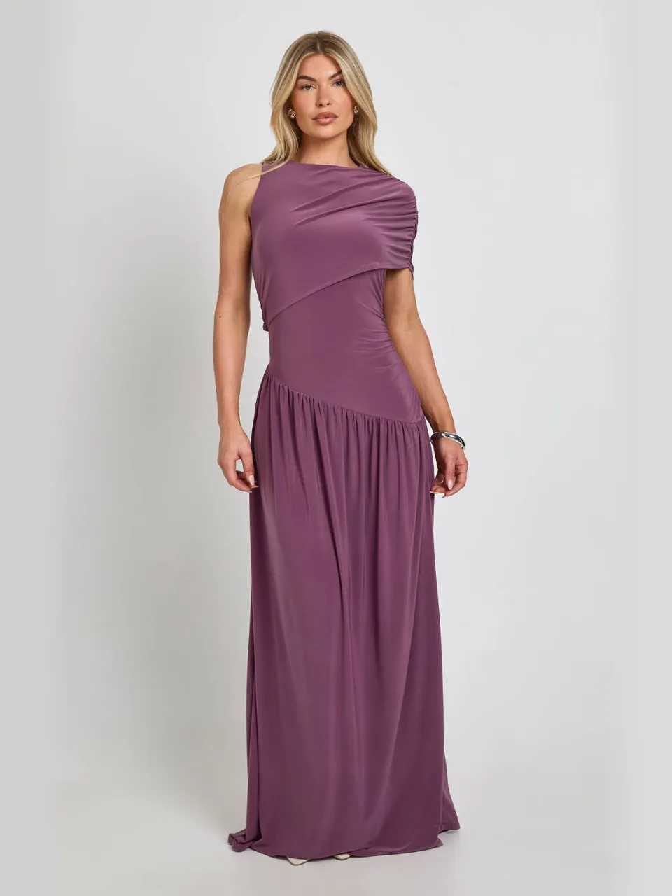 boohoo Dames Slinky Asymmetrische Hals Geplooid Detail Maxi Jurk moerbei, foto 3