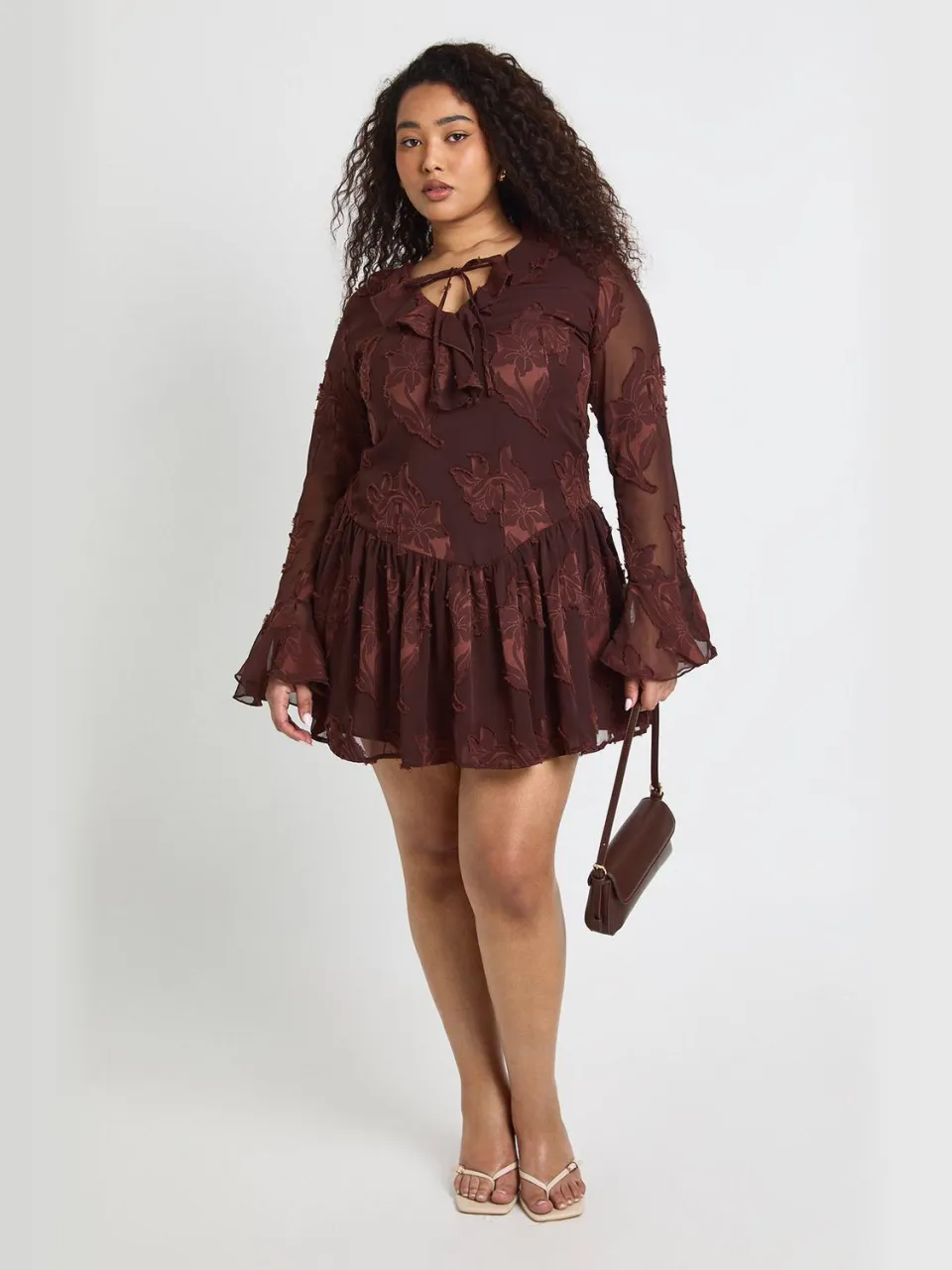 boohoo Dames Plus Bloemen Burnout Jurk met Asymmetrische Zoom Mini chocoladebruin, foto 2