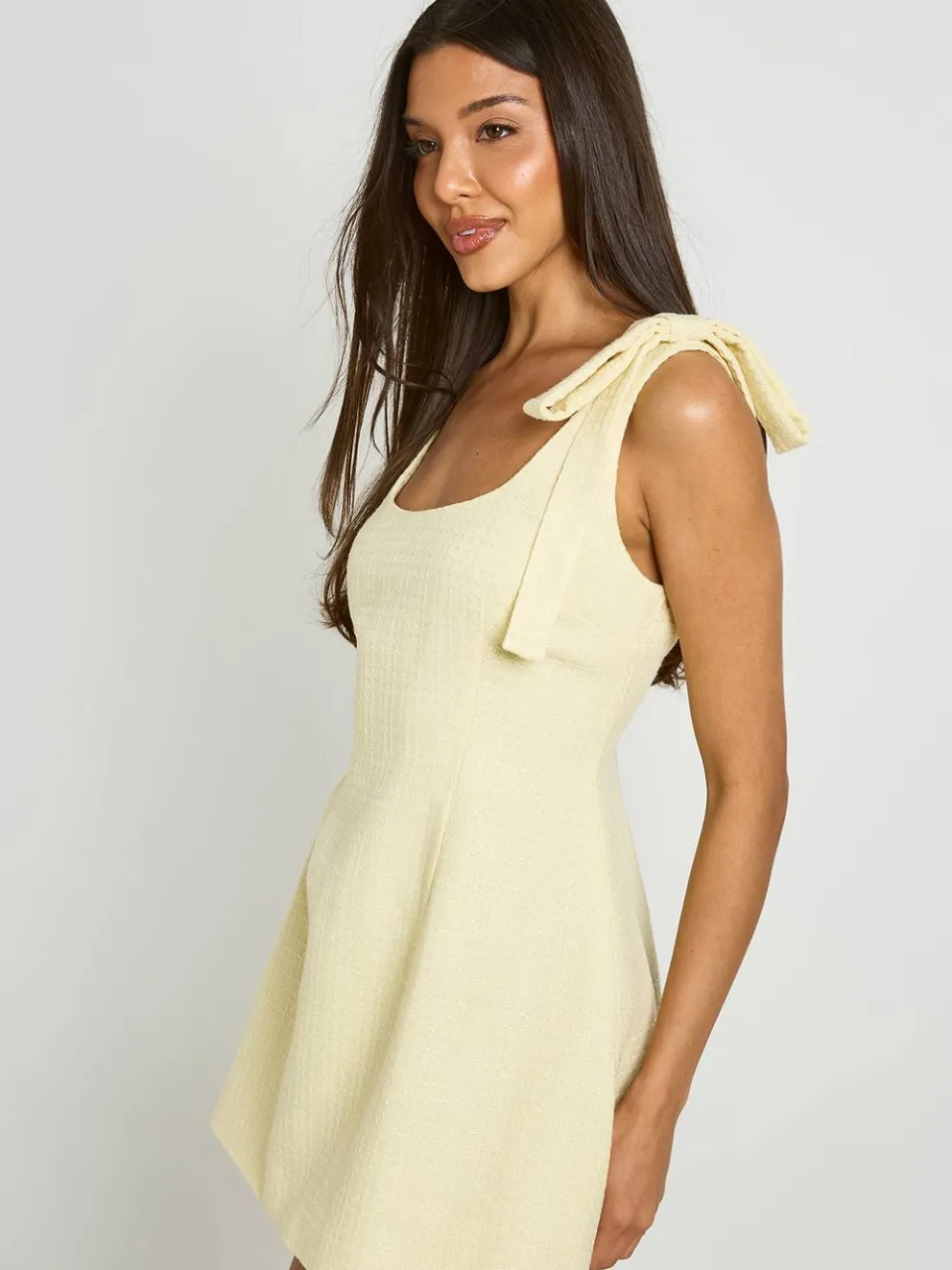 boohoo Dames Petite Boucle Mini-jurk Met Ronde Hals En Gestroomlijnde Pasvorm citroen, foto 4