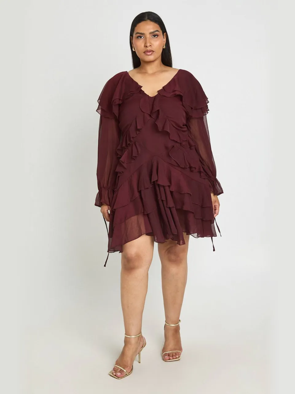 boohoo Dames Plus Chiffon Ruches Mini Jurk chocoladebruin, foto 3