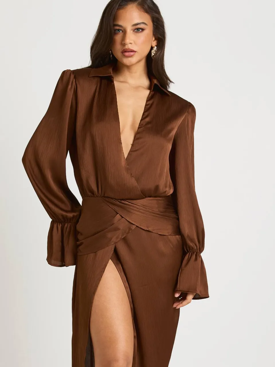 boohoo Dames Satijn Twist Maxi Jurk met split aan de voorkant chocoladebruin, foto 3
