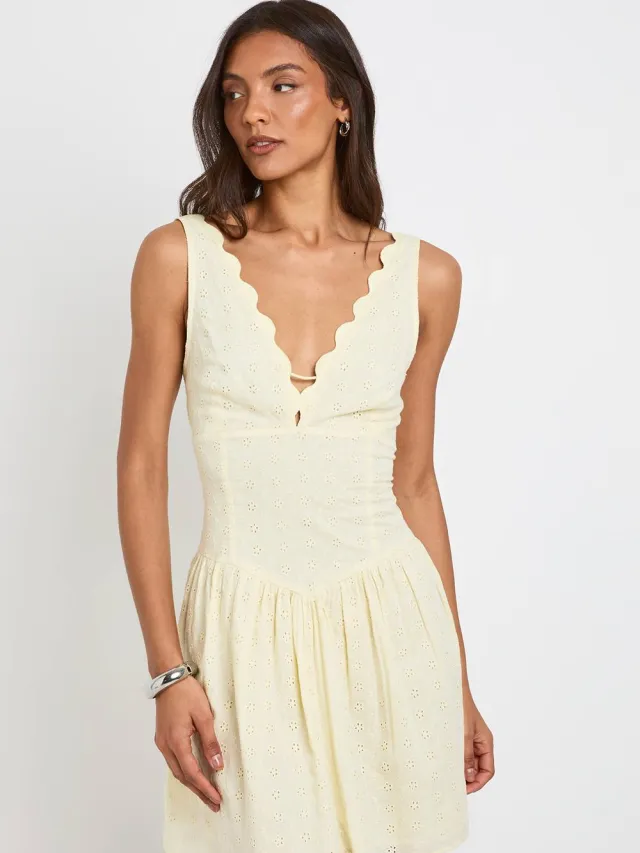 boohoo Dames Lange Broderie Jurk Met Geschulpte Hals En Korsetlijfje Citroen