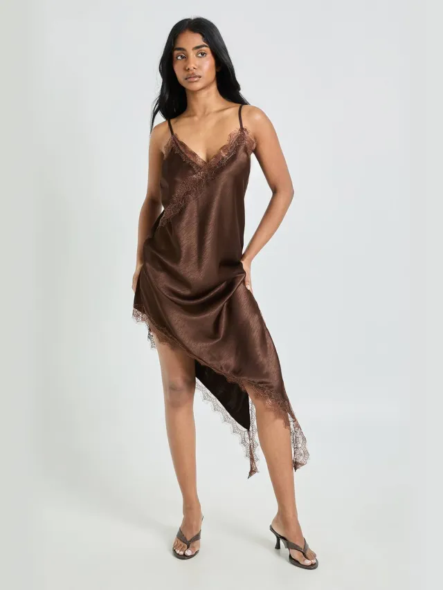 boohoo Dames Satijnen & Kanten Asymmetrische Slip Jurk Chocoladebruin