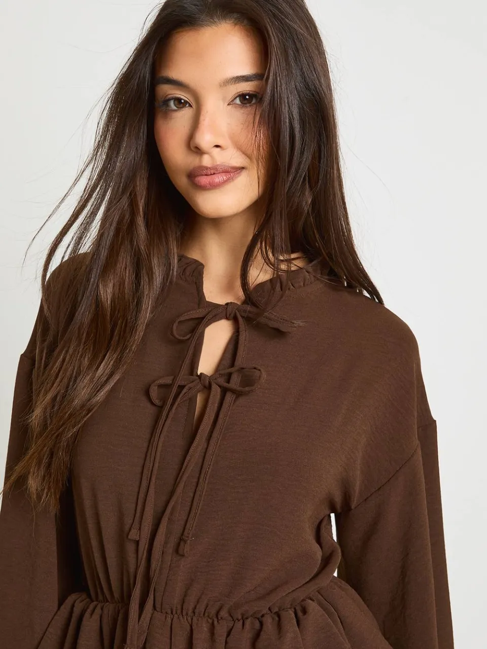 boohoo Dames Gehamerde shirtjurk met zakdetail zwart, foto 4