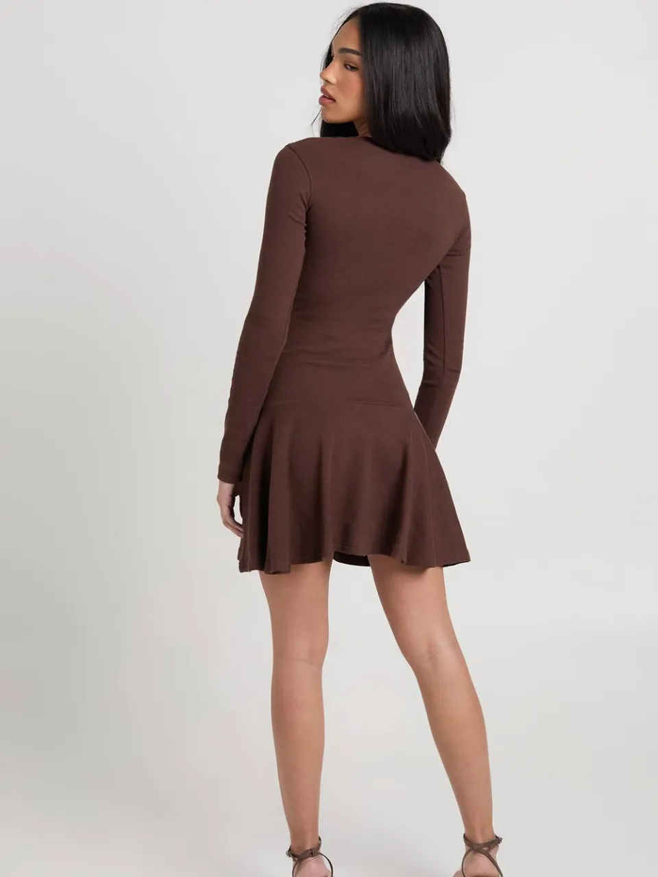 boohoo Dames Geribbelde Skater Jurk met Verlaagde Zoom chocoladebruin, foto 2