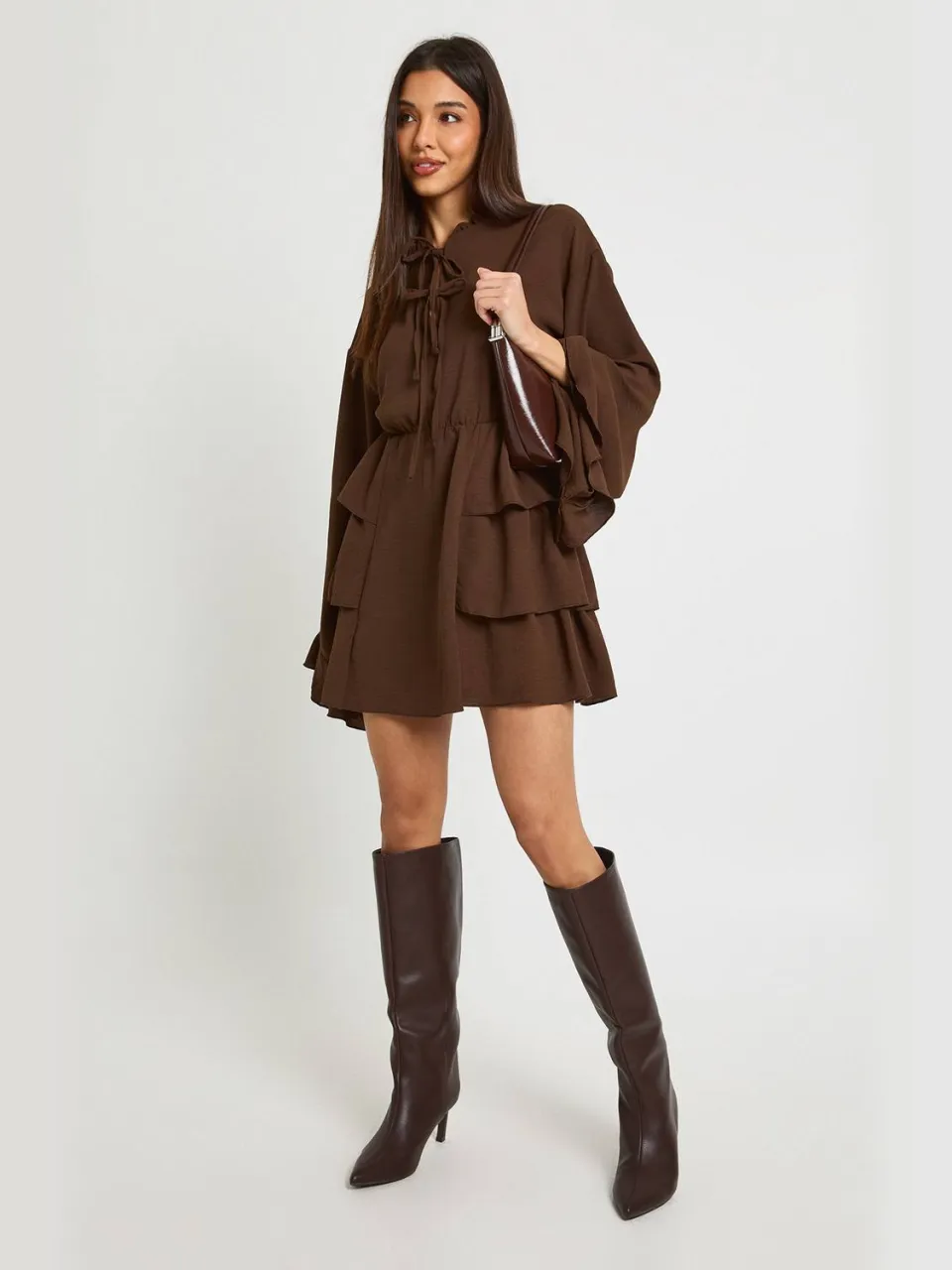 boohoo Dames Gehamerde Ruffle Detail Smock Jurk chocoladebruin, foto 2