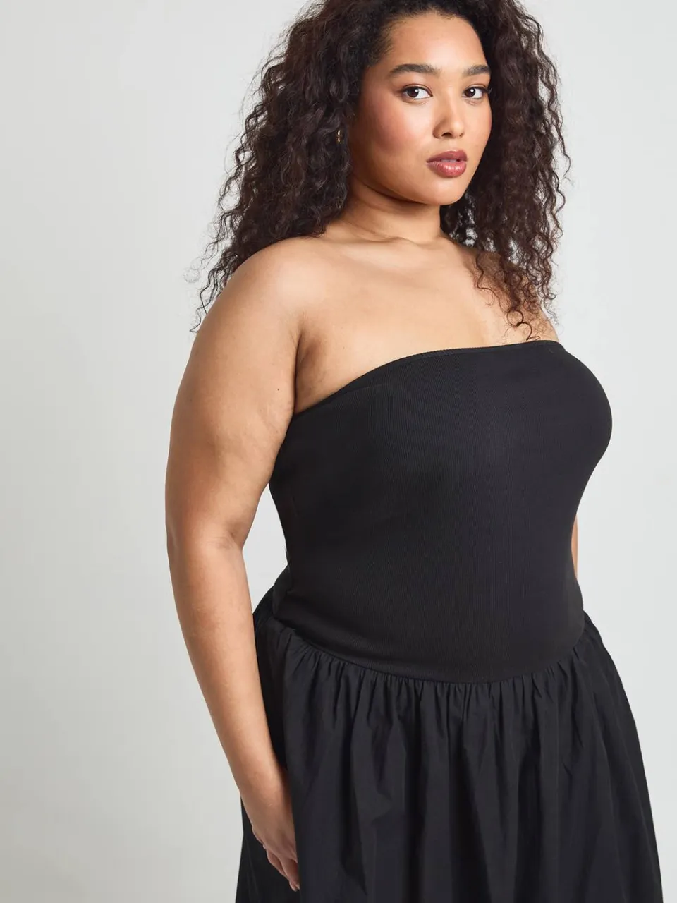 boohoo Dames Plus Geribbelde Katoenmix Maxi Jurk Met Verlaagde Zoom zwart, foto 3