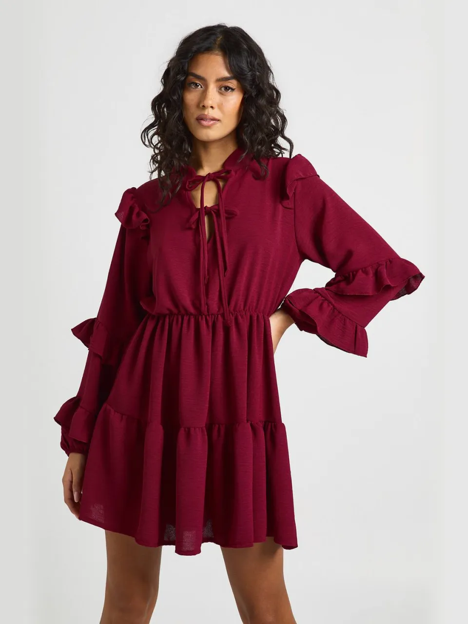boohoo Dames Geplooide Ruches Detail Strikband Voorkant Smock Jurk merlot, foto 3