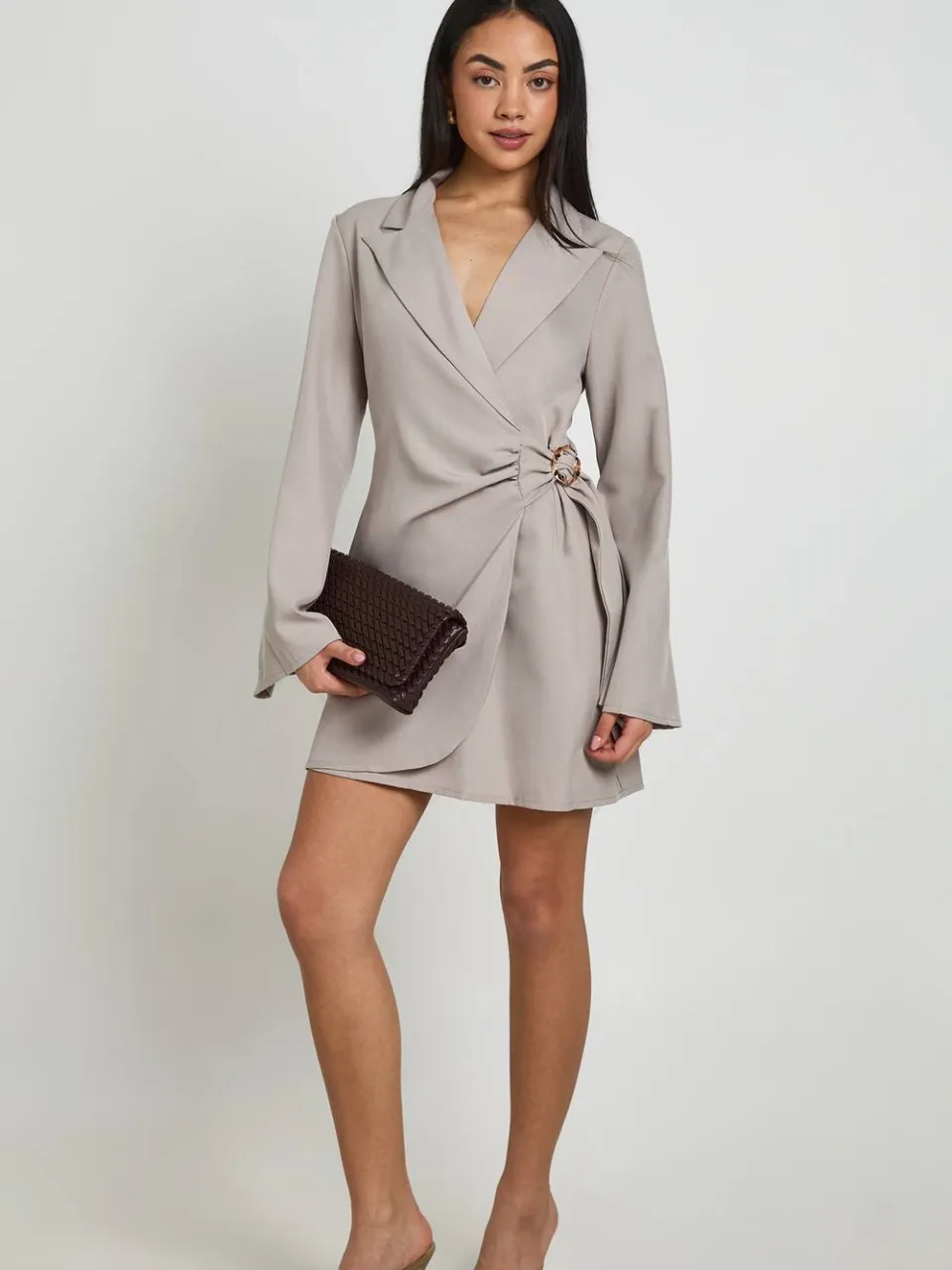 boohoo Dames Linnen-look Blazerjurk Met Gouden Bies En Strikdetail Aan De Zijkant, foto 3