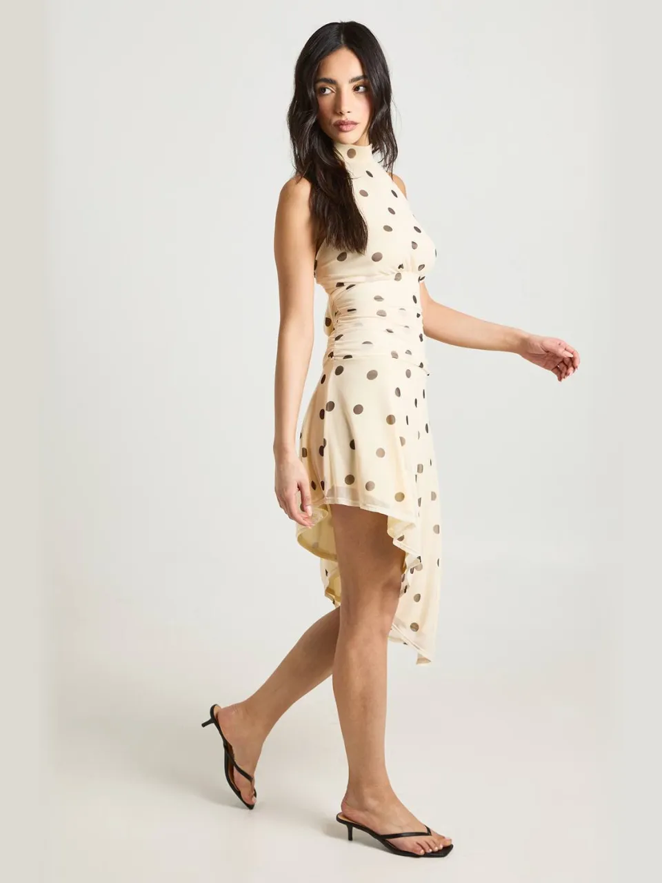 boohoo Dames Polkadot Mesh Halternek Jurk Met Gecinchte Taille En Asymmetrische Zoom citroen, foto 3