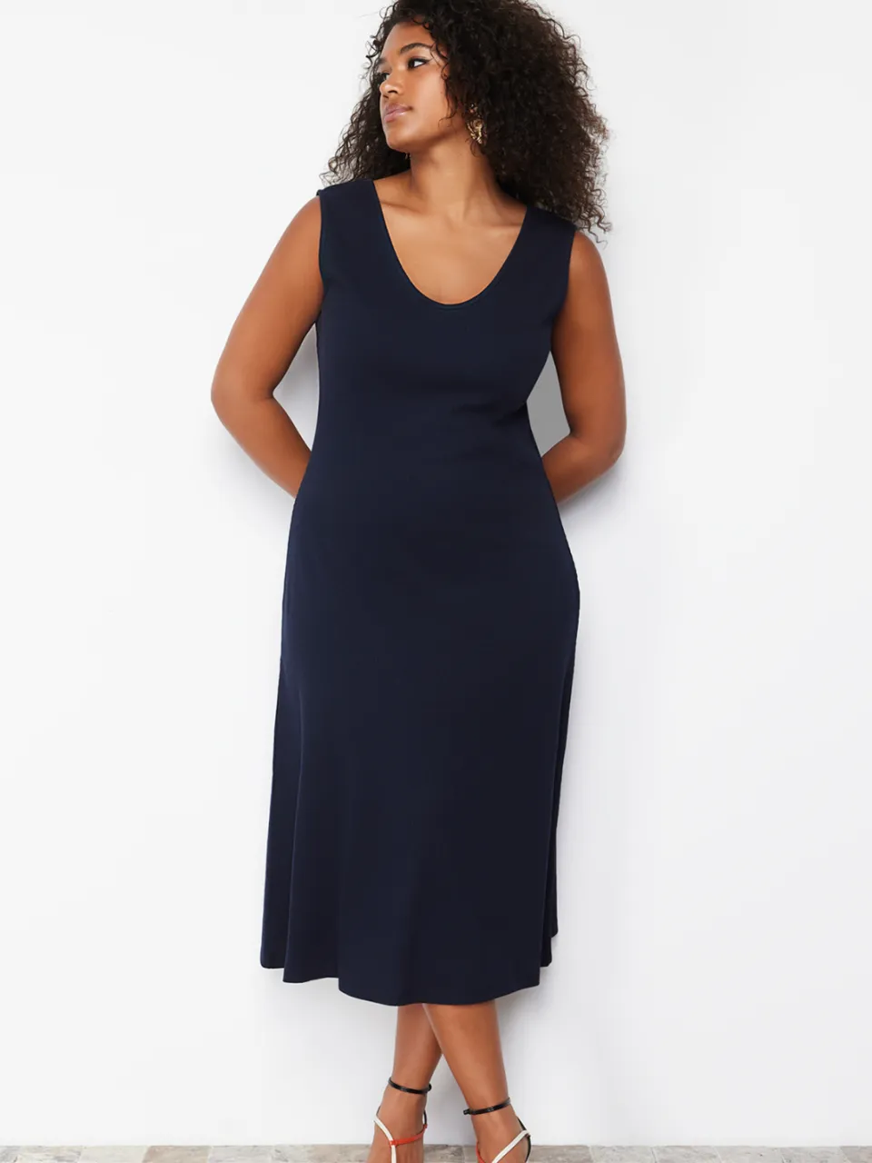 Trendyol Curve Dames Donkerblauw Effen Midi Mouwloos Casual A-lijn Grote maten Jurk Marineblauw/Blauw