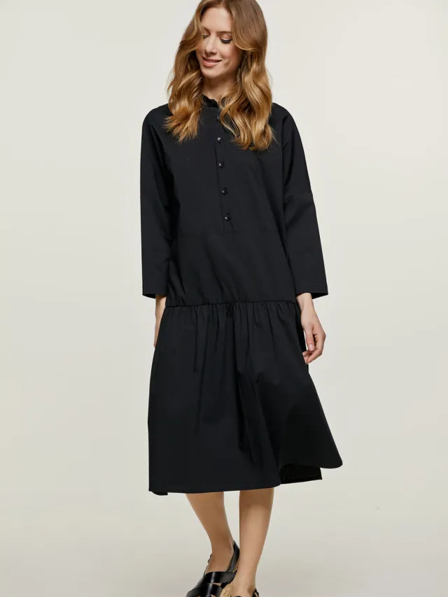 Conquista Oversized zwarte jurk met knopen