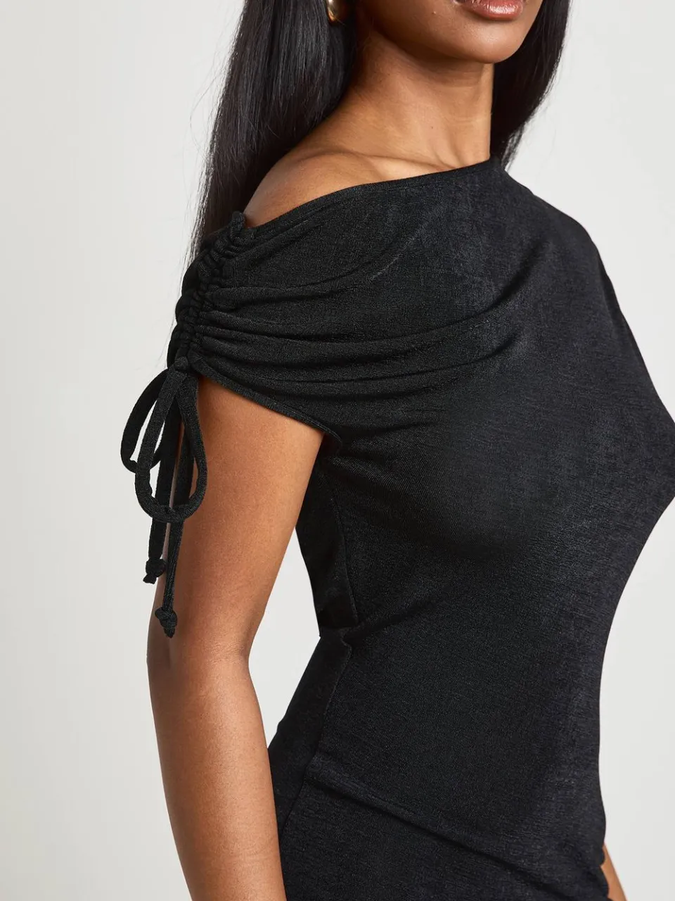 boohoo Dames Acetaat Slinky Asymmetrische Schouder Geplooid Detail Mini Jurk zwart, foto 4