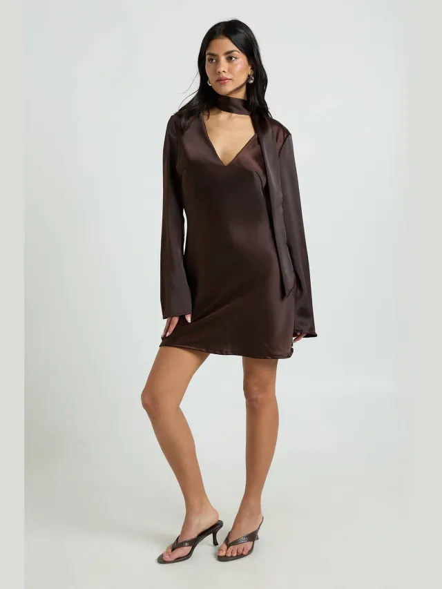 boohoo Dames Getextureerde Satijnen Sjaal Detail Shift Jurk Espresso