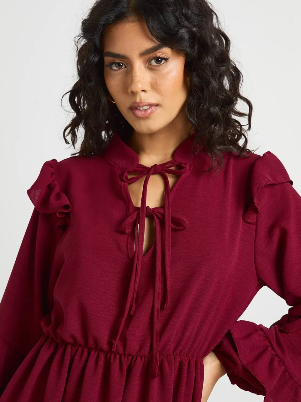 boohoo Dames Geplooide Ruches Detail Strikband Voorkant Smock Jurk merlot, foto 4