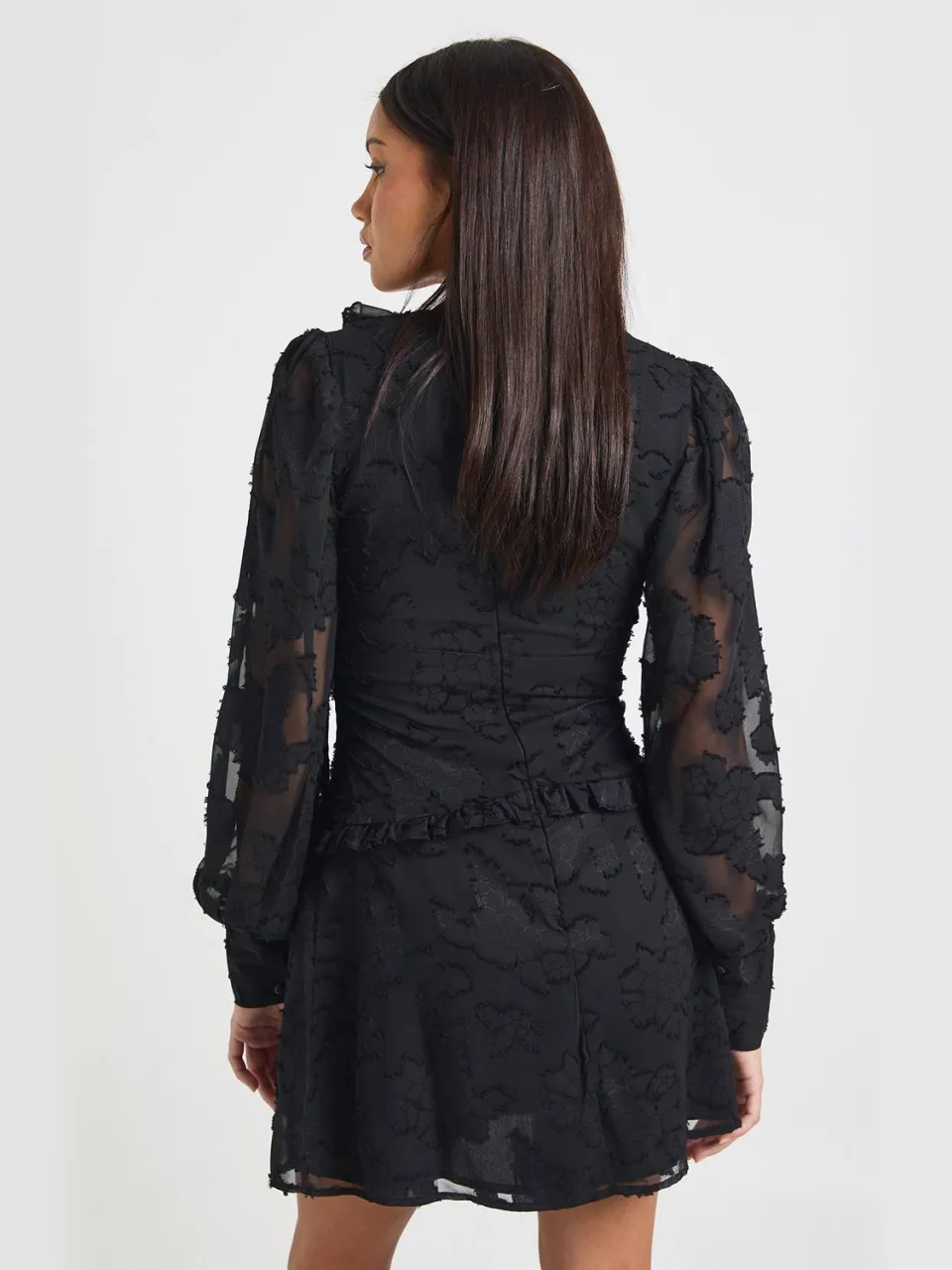 boohoo Dames Burnout Mini Jurk met Ruches Detail en Volumemouwen zwart, foto 2