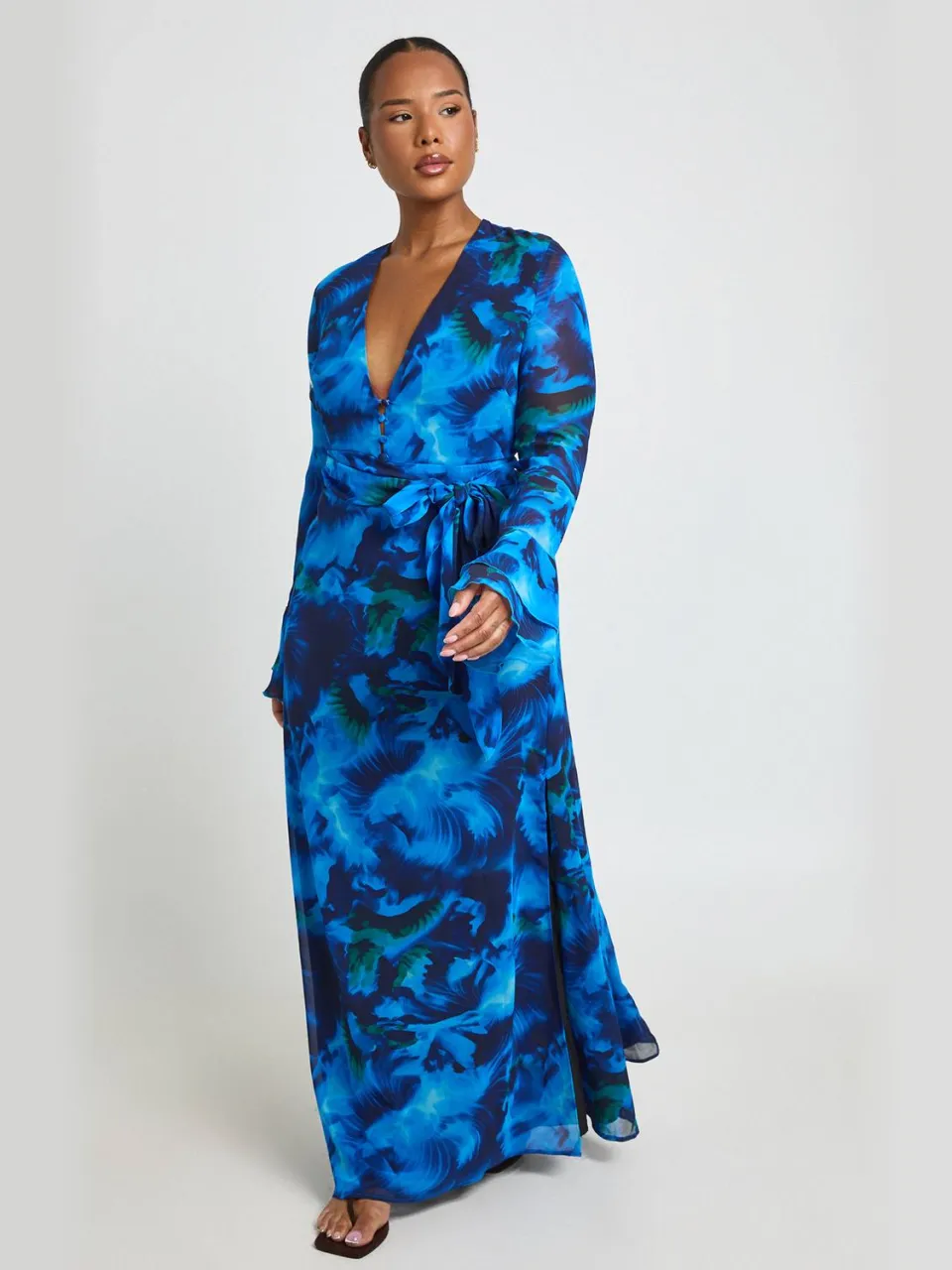 boohoo Dames Plus Maxi Jurk Met Print, Knoopdetail En Ruches Mouwen blauw, foto 2