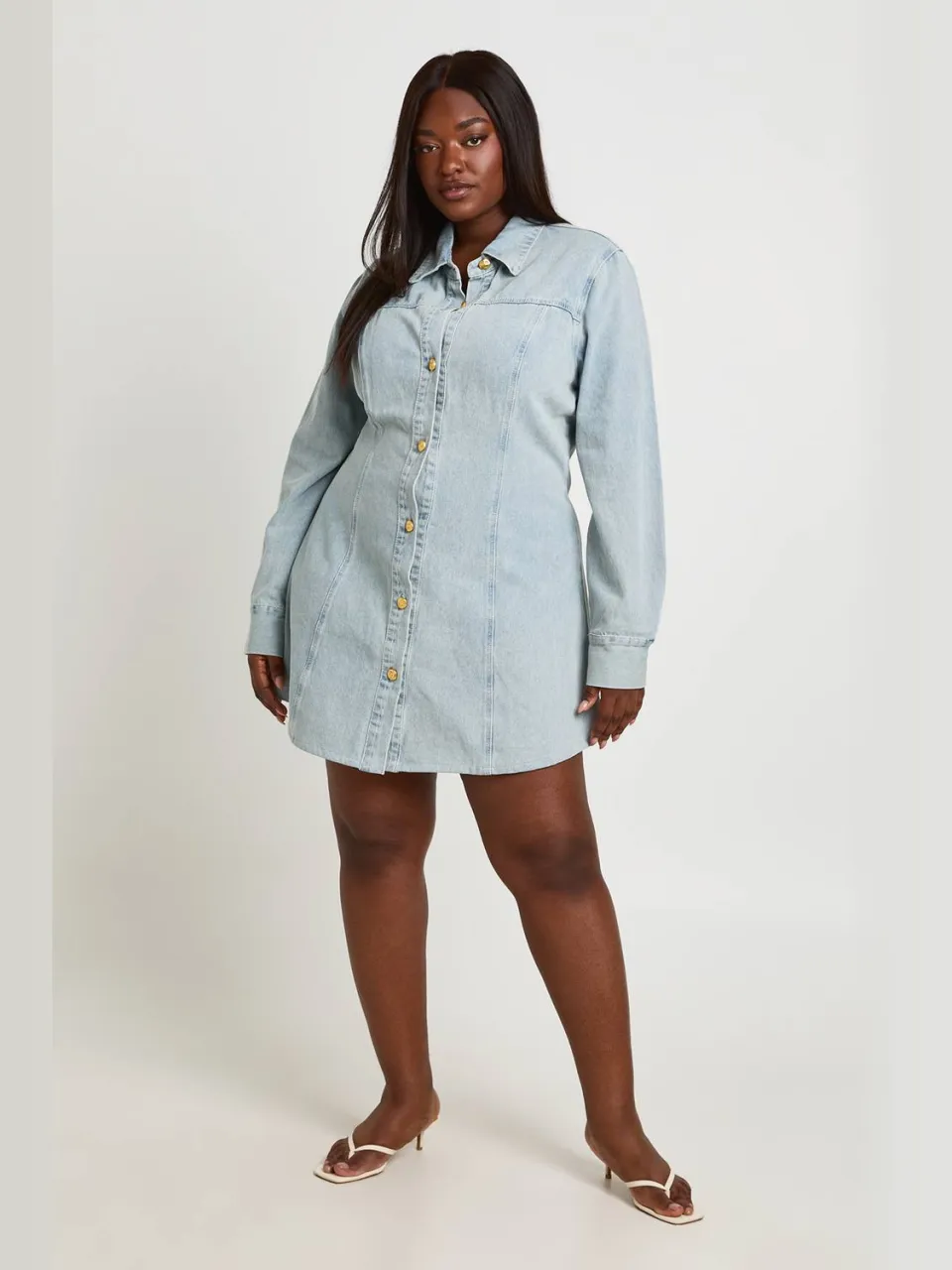 boohoo Dames Plus Gouden Knoop Getailleerde Denim Jurk, foto 3