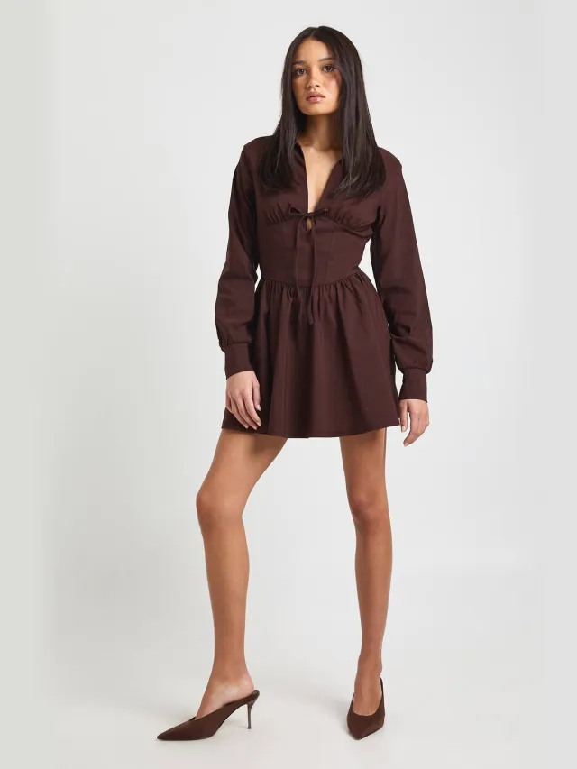 boohoo Dames Bengaline Jurk met Getailleerde Taille en Lange Mouwen in Skater Stijl Chocoladebruin