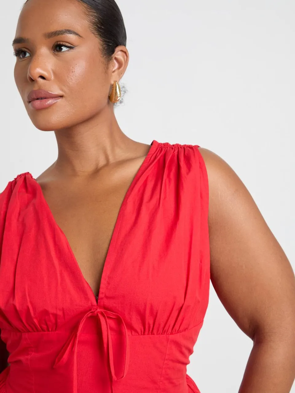boohoo Dames Plus Katoenen Poplin Maxi Jurk Met Diepe V-hals En Getailleerd Middel Detail rood, foto 4