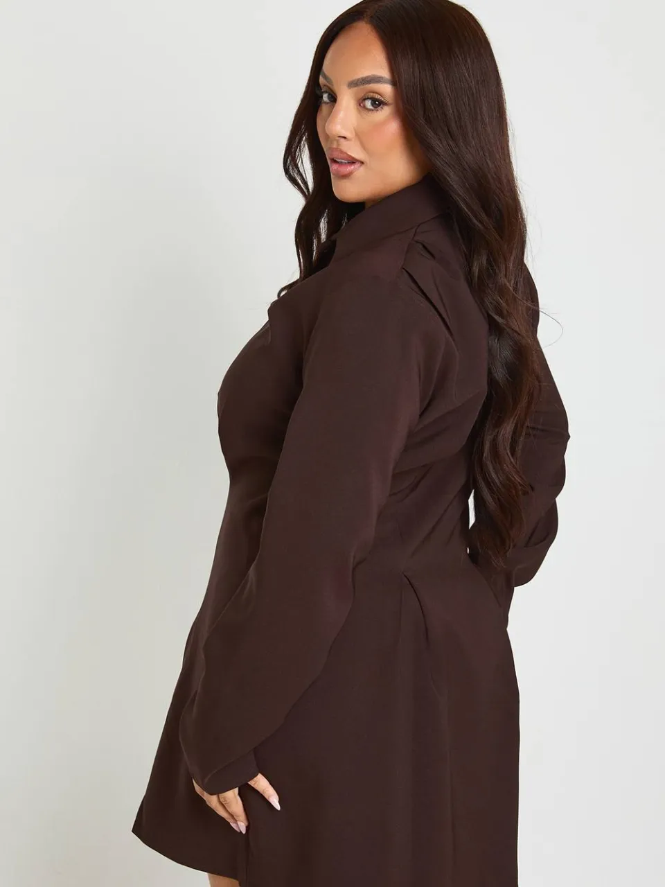 boohoo Dames Plus Size Schoudervulling Geplooide Rok Hemd Jurk chocoladebruin, foto 3