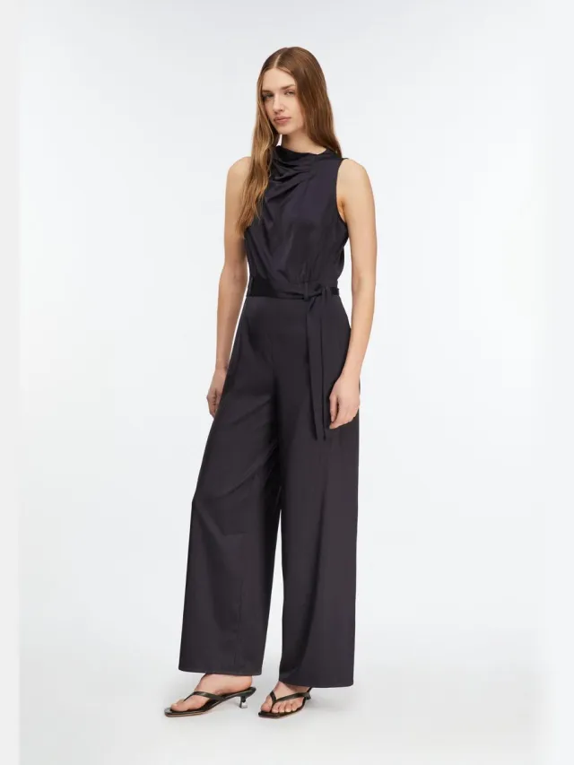 Comma female - Satijnen jumpsuit met gedrapeerde halslijn navy