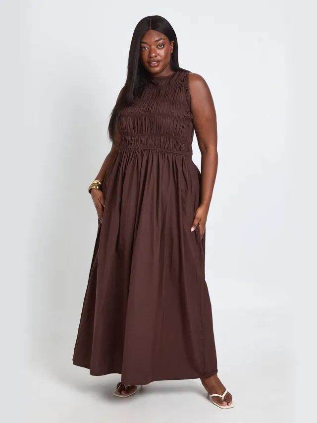 boohoo Dames Plus Katoenen Popeline Gesmockte Maxi Jurk Chocoladebruin