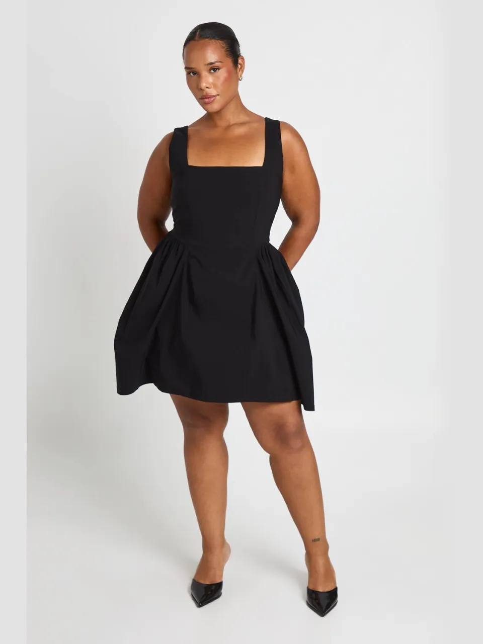 boohoo Dames Plus Skater Jurk Met Gerimpelde Vierkante Hals zwart, foto 2