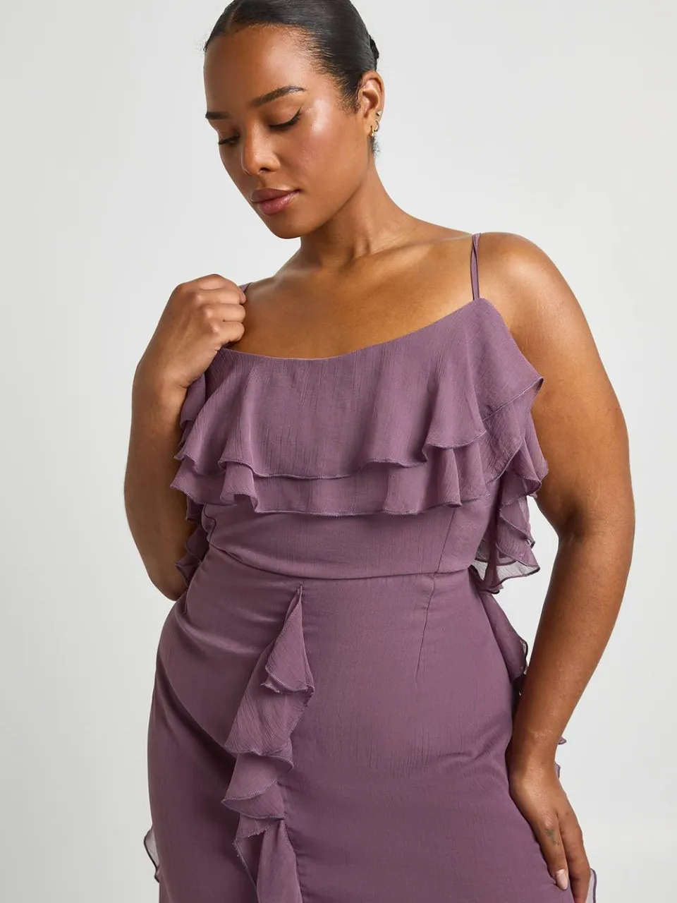 boohoo Dames Plus Chiffon Ruches Cold Shoulder Maxi Jurk roos, foto 4