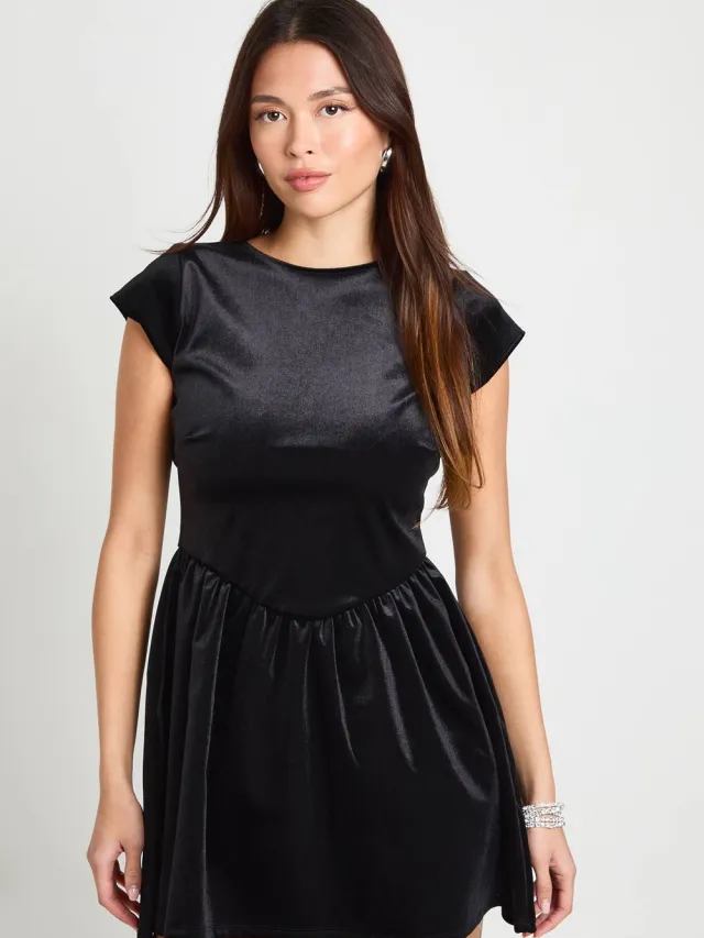 boohoo Dames Fluwelen minijurk met volle rok en rugloos Zwart