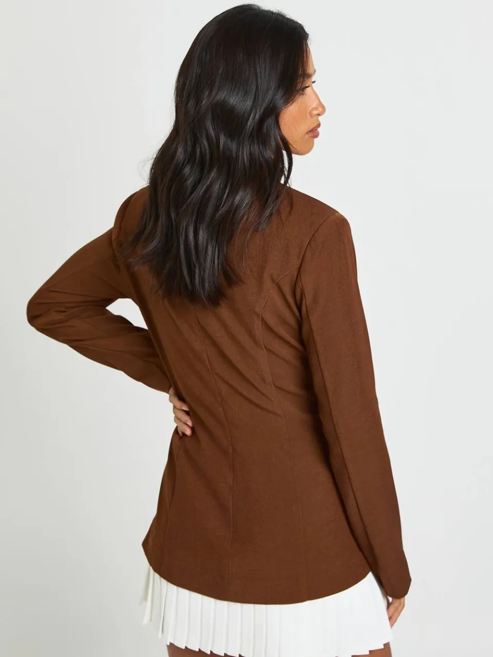 boohoo Dames Petite getailleerde geplooide zoom gestructureerde mini-jurk chocoladebruin, foto 3