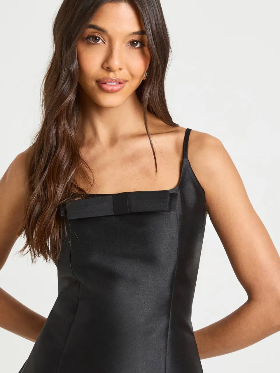 boohoo Dames Bandjes Strik Voorkant Shift Jurk zwart, foto 4