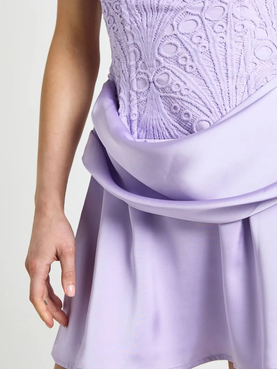 boohoo Dames Petite Getextureerde Doorschijnende Bloemenkant Corset Draperie Mini Jurk lila, foto 4