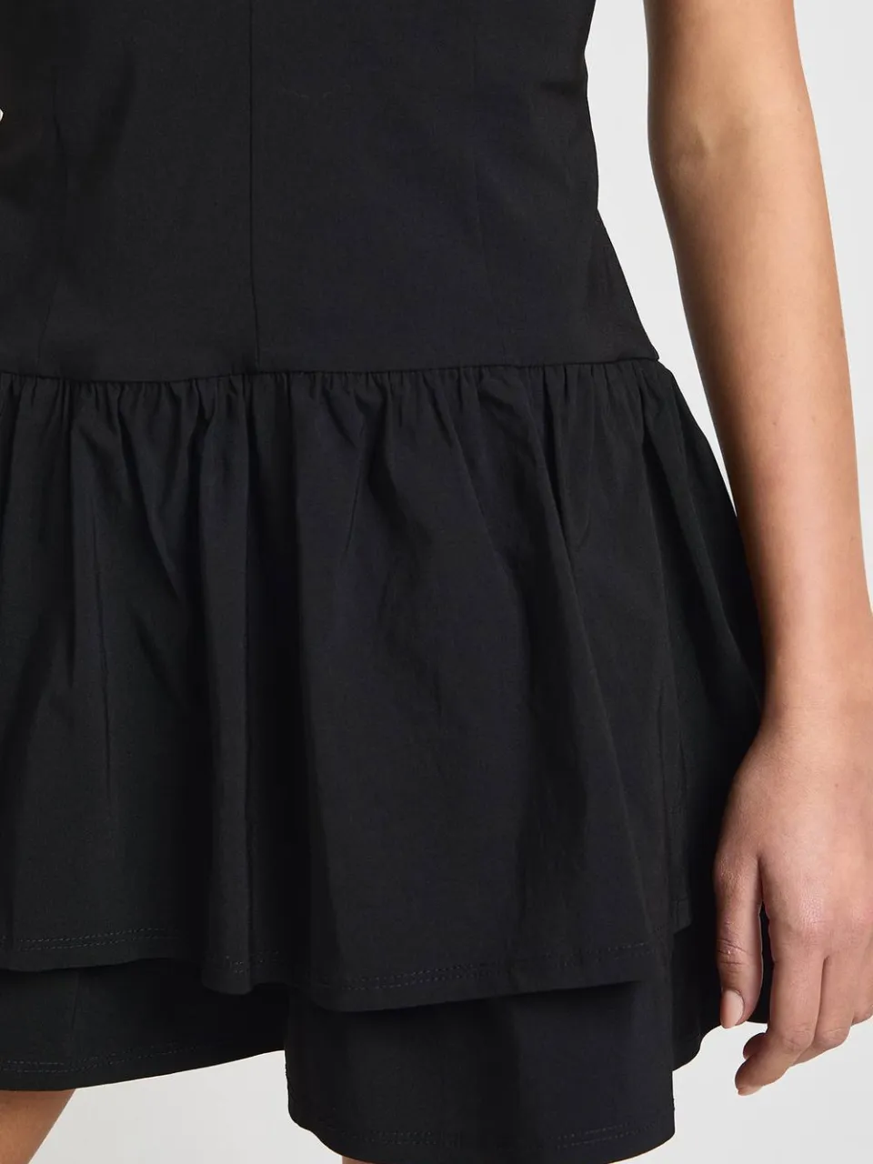 boohoo Dames Bengaline V-hals Gerimpelde Rok Mini Jurk zwart, foto 4