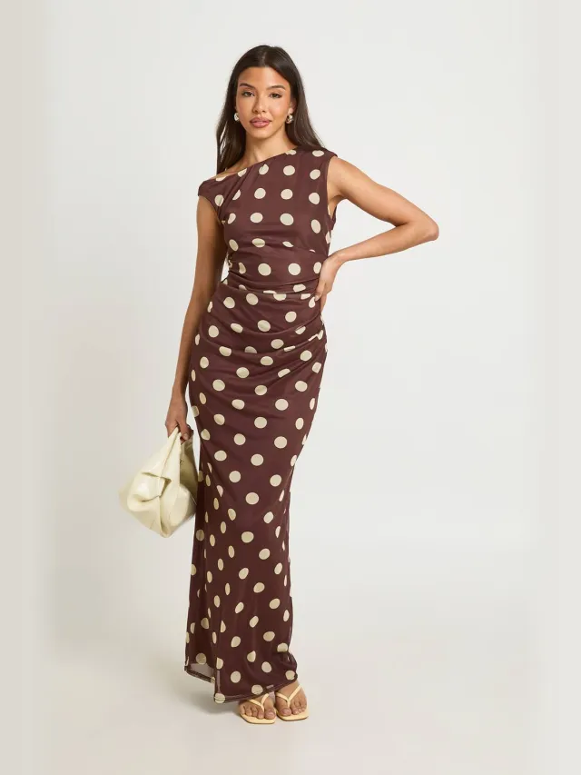 boohoo Dames Toon-op-toon Polkadot Maxi Jurk Met Asymmetrische Halslijn Chocoladebruin