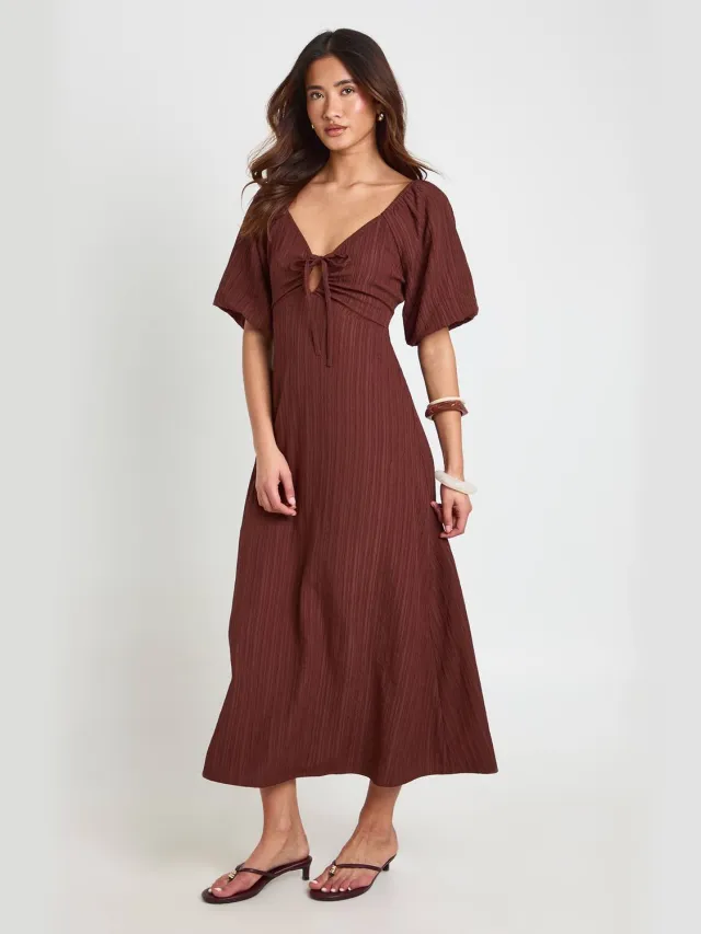 boohoo Dames Gestructureerde Midaxi Jurk Met Volumineuze Mouwen Chocoladebruin