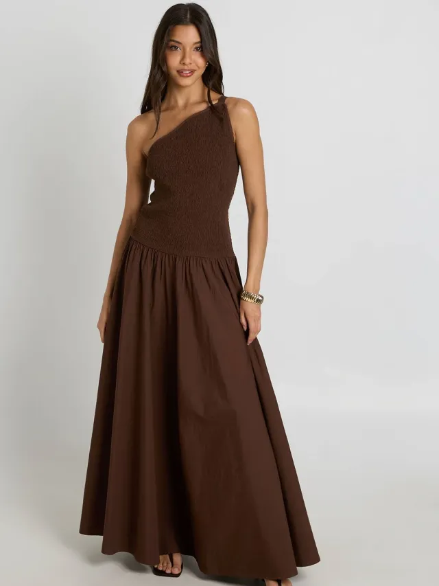 boohoo Dames Maxi Jurk Met Gerimpeld Lijfje Van Popeline En Asymmetrische Halslijn Chocoladebruin