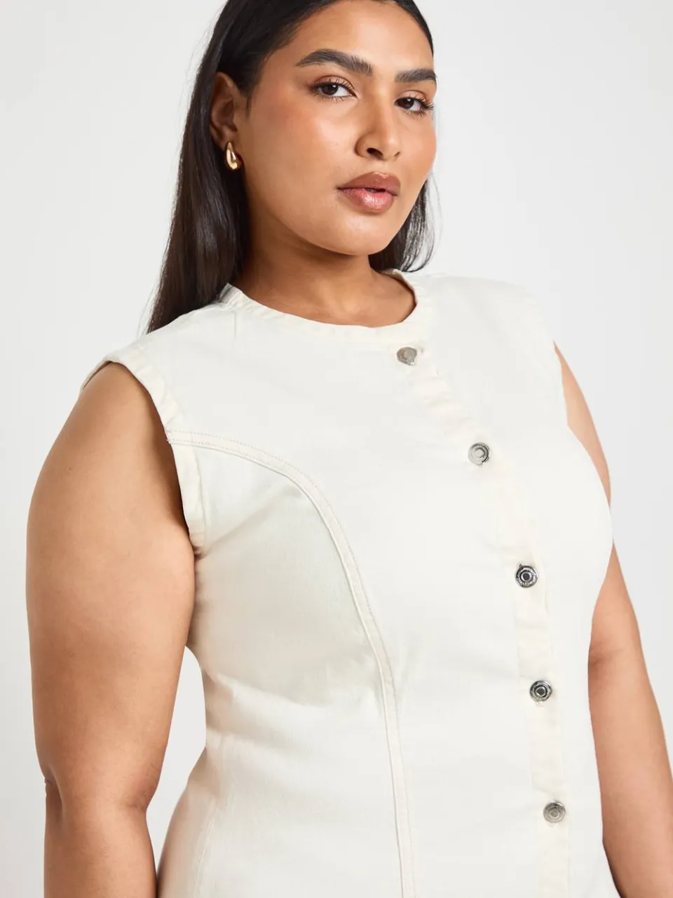 boohoo Dames Plus Denim Mini-jurk Met Naaddetail En Knoopsluiting, foto 4