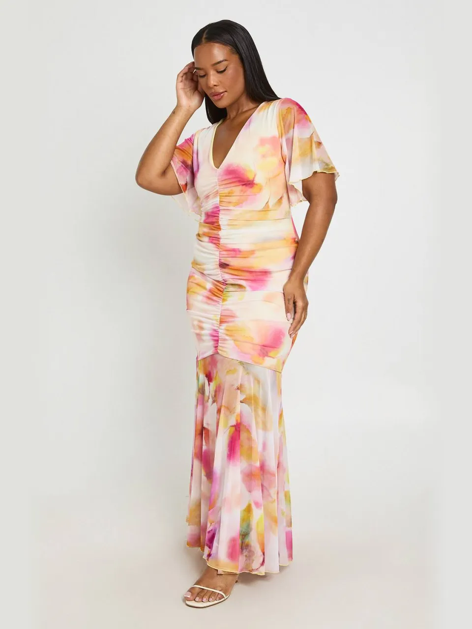 boohoo Dames Plus Gebloemde Mesh Gerimpelde Angel Sleeve Maxi Jurk roze, foto 2