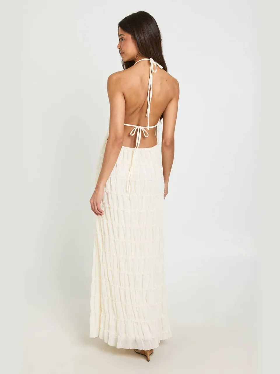 boohoo Dames Gestructureerde Chiffon Midaxi Jurk Met Open Rug crème, foto 3