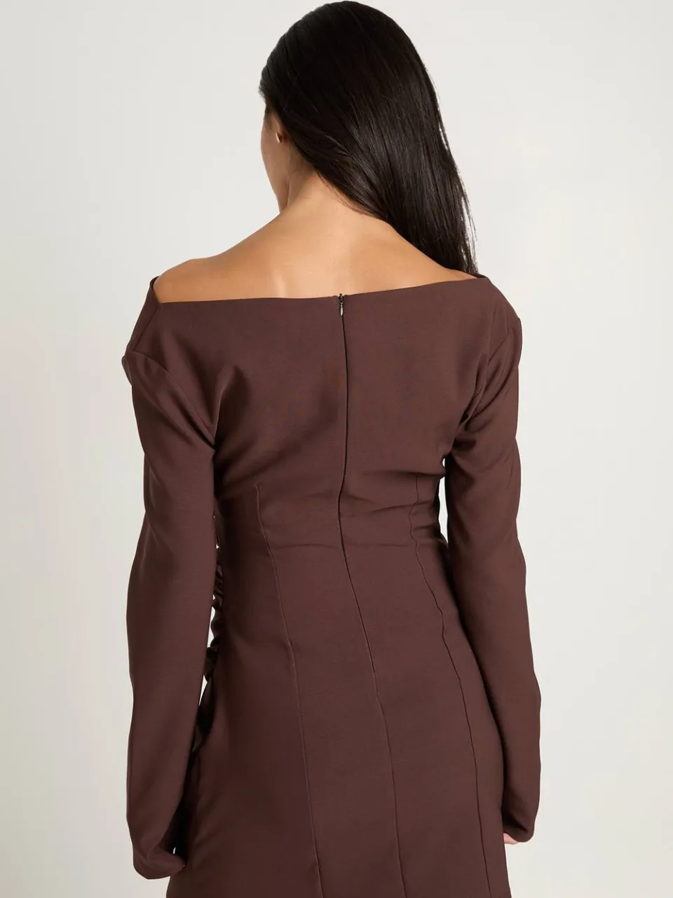 boohoo Dames Mini-jurk Met Wikkelvoorpand, Geplooid Middel En Lange Mouwen chocoladebruin, foto 2